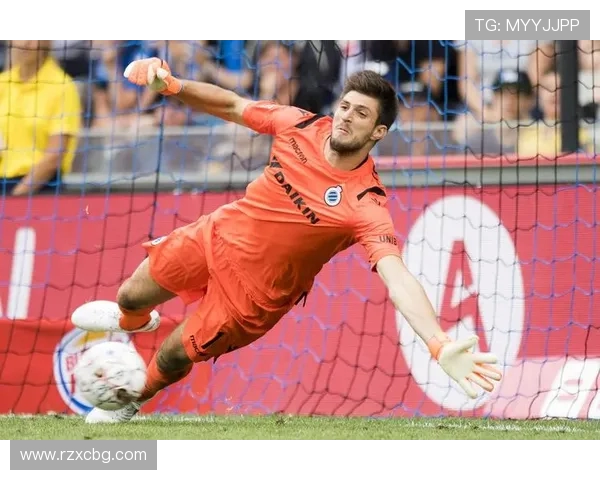 哈维西蒙斯的崛起之路：从青训天才到足球场上的新星